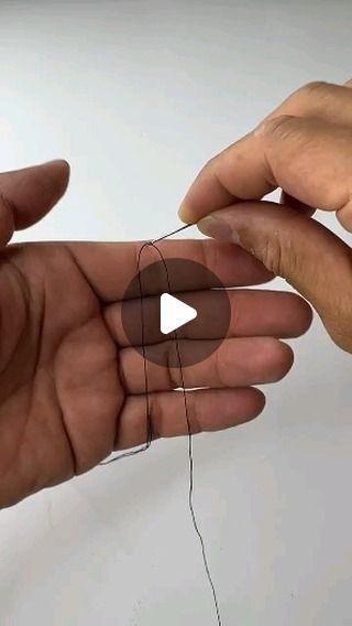 How To Thread A Needle, How To Thread, Thread Needle, Sewing Tricks, Stitches Embroidery, Needlepoint Stitches, Sewing Aprons, Sewing Needle, Diy Sewing Clothes