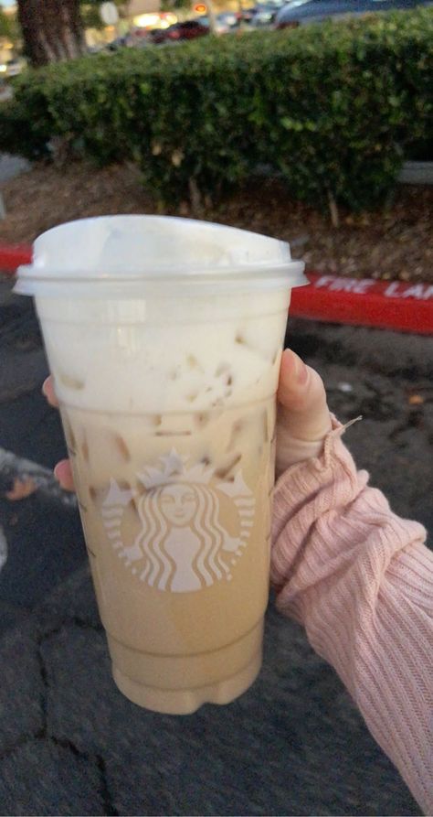 Venti iced chai tea latte with vanilla sweet cream cold foam Iced Chai Tea Recipe, Starbucks Iced Chai Tea Latte Recipe, Vanilla Chai Latte Recipe, Iced Chai Recipe, Iced Chai Tea Latte Recipe, Iced Chai Latte Starbucks, Starbucks Chai Tea Latte Recipe, Starbucks Iced Chai, Starbucks Drinks Iced