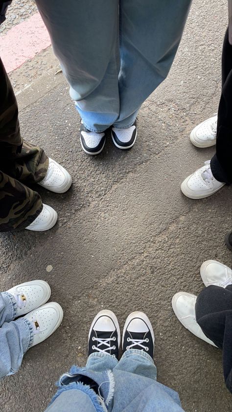 Cute Group Photos, Aesthetic Friendship, Streetwear Cute, Friend Group Pictures, Friendship Group, Crazy Ideas, Hilarious Photos, Grunge Streetwear, Group Pictures