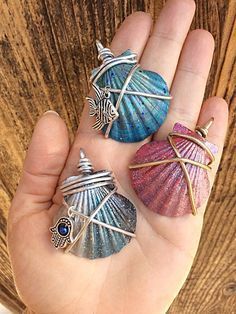 Art Coquillage, Seashell Projects, Sea Shell Art, Shell Ideas, Shell Craft, Shell Crafts Diy, Hamsa Charm, Sea Crafts, Beach Necklace