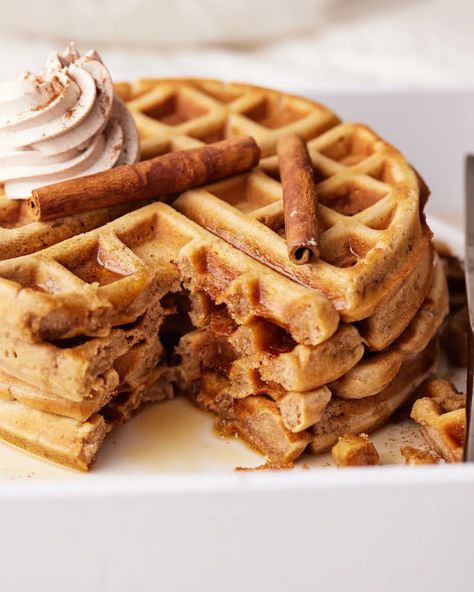 Cinnamon Waffle Recipe, Cinnamon Waffles Recipe, Waffles Brunch, Apple Cinnamon Waffles, Weekend Breakfast Recipes, Cinnamon Whipped Cream, Easy Waffle Recipe, Cinnamon Waffles, Caramel Cake Recipe