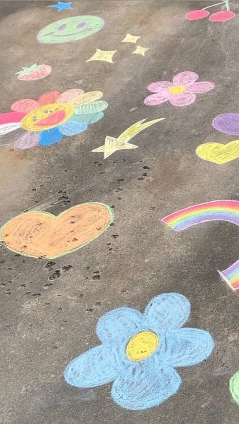 Fun Chalk Art, Sidewalk Chalk Art, Cute Pastel Wallpaper, Soft Wallpaper, Sidewalk Chalk, Mia 3, Minimalist Wallpaper, Pastel Wallpaper, Chalk Art