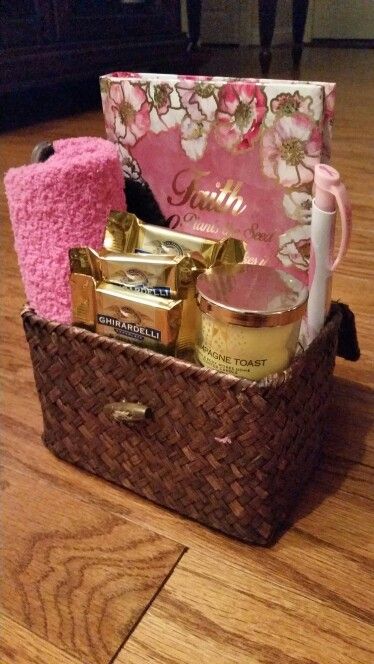 Senior Gift Baskets, Fathers Day Gift Basket Ideas, Christian Gift Baskets, Pink Christmas Ideas, Gift Baskets Ideas, Homemade Gift Baskets, Happy Jar, Boyfriend Gift Basket, Basket Gifts