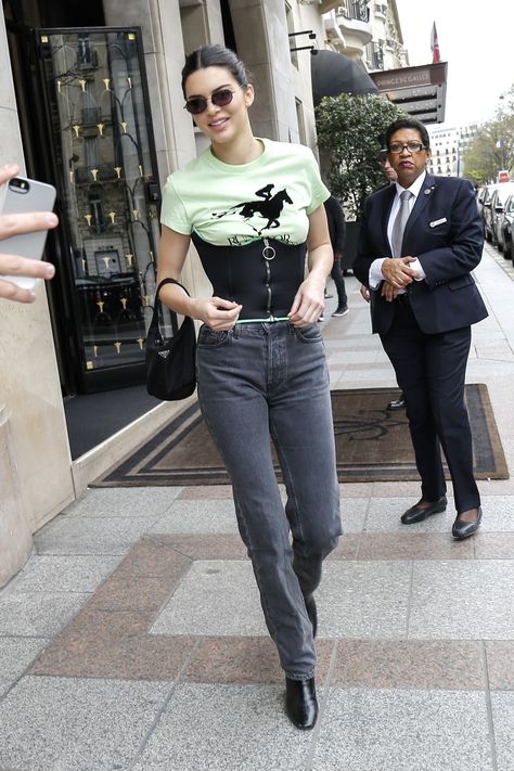 Kendall Jenner Leaves her hotel in Paris 04/03/2018. Celebrity Fashion and Style | Street Style | Street Fashion Corset Over Tshirt, T Shirt With Corset, Corset Over Shirt Outfits, Corset Over Shirt, Kendall Jenner Fashion Style, Corset Fits, Kendall Jenner Fashion, T Shirt Frame, Jenner Girls