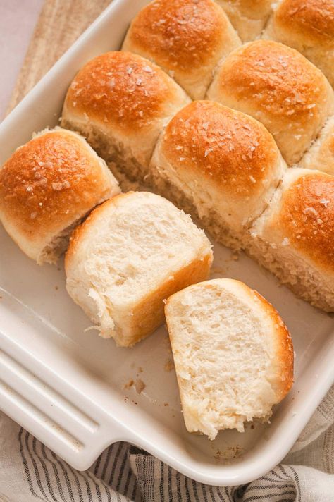 One hour dinner rolls are soft and fluffy, and only take an hour from start to finish, including rising time! Perfect for dinner tonight! One Hour Dinner Rolls, Rolls From Scratch, Yellow Bliss Road, Homemade Dinner Rolls, Homemade Dinner, Dinner Rolls, Dinner Tonight, Dry Yeast, Yeast