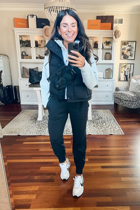 Casual Sporty Looks For Women, Athletic Dressy Outfits, Sports Watching Outfit Women, Joggers Athleisure Outfit, Sports Top Outfit, Jogger Pants Outfit Athletic, Athletic Coach Outfits Women, Woman Athletic Outfits, Womens Athleisure Outfits Fall