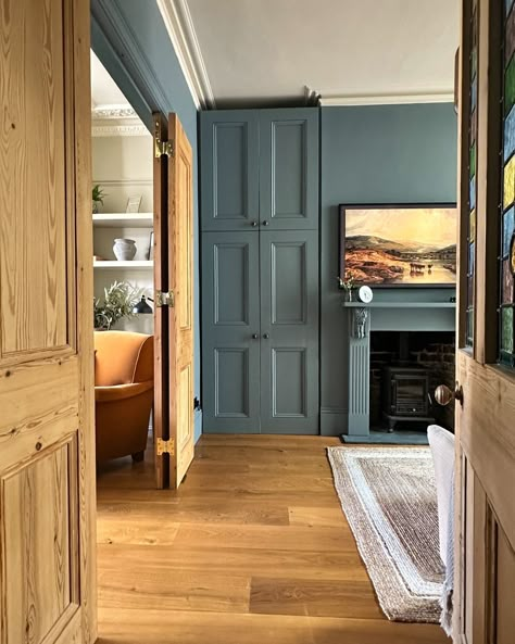 The Best Color Drenching Interior Ideas - Decoholic English Country House Paint Colors, Selvedge Living Room, Blue Moody Living Room, De Nimes Living Room, Selvedge Farrow And Ball, Farrow And Ball Selvedge, Blue Paint Living Room, French Blue Paint, Farrow And Ball Living Room