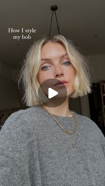 Polly Sayer on Instagram: "🔉Sound on for explanation! 🔉 HOW I STYLE MY BOB I’m a few days into having a short bob and loving how low maintenance it is, so here are my styling tips if you’re considering going for the chop! For reference, I have fine hair that’s pretty poker straight. I asked my hairdresser for a blunt, one length bob with no layers. Cut by @elliotbutehair & colour by @hairpaintingbymaxine both at @hershesons Fitzrovia Products used: @theouai Wave Spray @hairbysammcknight Cool Girl Texture Spray" One Length Bob, Bob Hairstyle Ideas, Kort Bob, Short Blonde Bobs, Trendy Bob, Trendy Bob Hairstyles, Messy Bob Hairstyles, Blonde Bob Hairstyles, Short Bobs