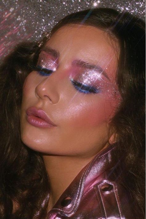 15 Stunning 80s Makeup Looks To Rock Your Glam & Retro Style Edgy Glitter Makeup, Sparkle Makeup Looks Glitter, Pink Disco Eye Makeup, Disco Makeup 1970s Glitter, Rockstar Eyeshadow, Makeup Looks Glamour, Disco Makeup 1970s, Glitter Glam Makeup, 90s Makeup Looks