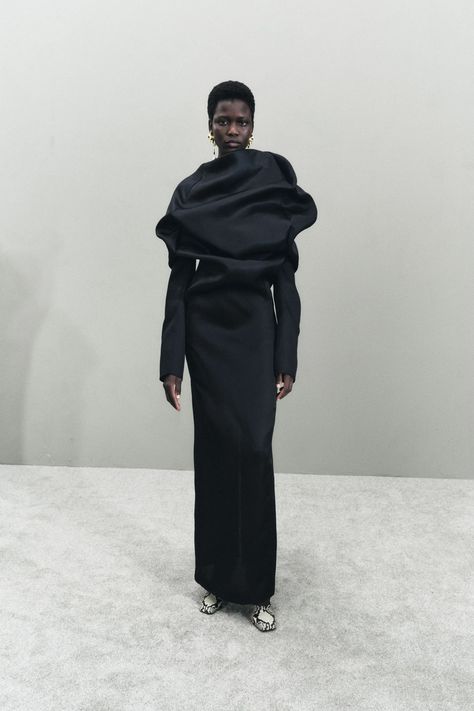 Khaite Resort 2025 Collection | Vogue Structured Fashion, Set Lighting, Valentino Resort, Art And Fashion, Texture Color, 가을 패션, Male Beauty, Business Fashion, Cashmere Sweaters