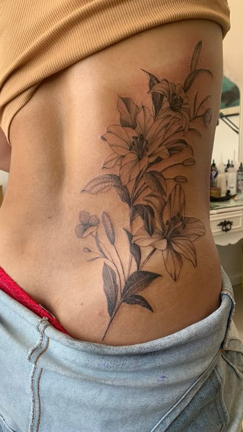 Side Torso Flower Tattoo, Floral Body Tattoos Women, Side Tattoos Flowers, Lilies Back Tattoo, Rib Floral Tattoo, Hip Tattoo Big, Side Of Body Tattoos For Women, Flower Tattoos On Side, Bottom Back Tattoo Women