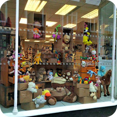 Toy Shop Display, Charity Shop Display Ideas, Visual Merchandising Display, Stuffed Animal Displays, Toy Store Design, Boutique Displays, Christmas Toy Shop, Gift Shop Displays, Boutique Window