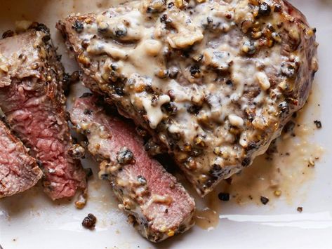 Filet Mignons with Pepper Cream Sauce Dinner With Meat, Meatloaf Patties, Pepper Cream Sauce, Dijon Cream Sauce, Beef Main Dishes, Beef Tenderloin Recipes, Filet Mignon Recipes, Cornbread Easy, Beef Filet