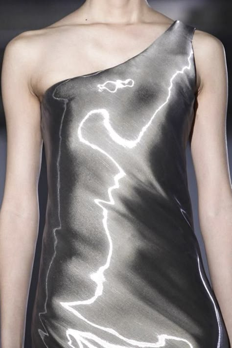 Iris Van Herpen Parisienne Chic, Iris Van Herpen, Liquid Metal, Futuristic Fashion, Zuhair Murad, Future Fashion, Silver Dress, Fashion Details, Couture Fashion