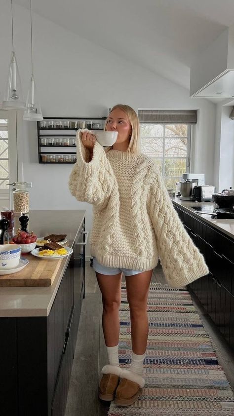 Cabin Outfit, College Clothes, Estilo Indie, Skandinavian Fashion, Chique Outfits, Pullover Outfit, Uggs Outfit, Fall Inspo, Looks Street Style