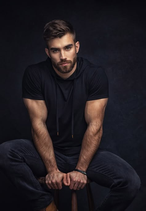 Male Portrait Poses, Men Poses, Male Senior Pictures, Male Models Poses, Photography Men, Male Portraits, Mens Photoshoot Poses, Studio Poses, Actor Headshots