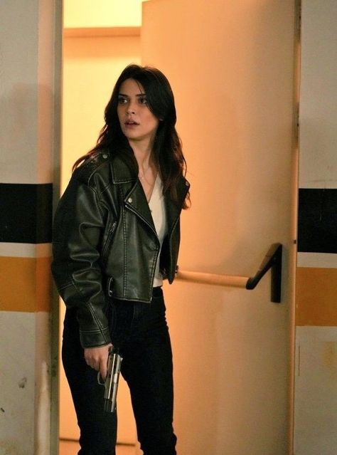 Detective Woman Character, Cia Outfits For Women, Fbi Agent Aesthetic Female Outfit Black, Hunter Outfit Aesthetic, Detective Girl Aesthetic, Modern Detective Outfit, Fbi Agent Aesthetic Female Outfit, Girl Detective Aesthetic, Policewoman Aesthetic