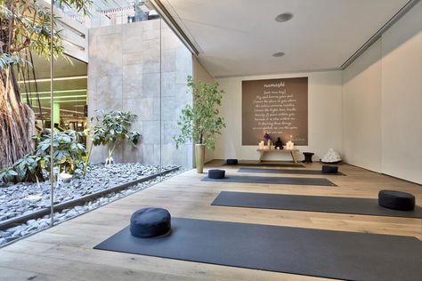 Insights and inspiration on the design of a biophilic meditation room. [more at anooi.com] #NourishingSpaces #RestorativeDesign #BiophilicDesign #BiophilicDesigner #Biophilia #Biofilia #BiophilicInteriors #BiofiliaDesign #DesignBiofilico #ProgettazioneBiofilica #DiseñoBiofilico #SustainableInteriors #Wellbeing Photo credits on the blog Deco Spa, Yoga Room Design, Sustainable Interior Design, Yoga Studio Design, Meditation Room Decor, Gym Room At Home, Wellness Studio, Meditation Rooms, Gym Interior