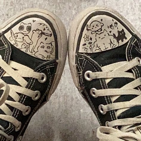 Converse Drawing, Doodle Shoes, Diy Converse, Converse Design, Grunge Shoes, Converse Aesthetic, Minimalist Tattoo Ideas, Colorblock Shirt, Elsie Silver