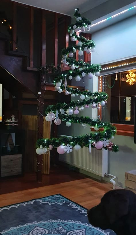 Diy Floating Christmas Tree, Suspended Christmas Tree, Pohon Natal Aesthetic, Spiral Christmas Tree Diy, Christmas Tree Hanging From Ceiling, Grinch Aesthetic, Christmas Tree Grinch, Christmas Tree Theme Ideas, Tree Theme Ideas