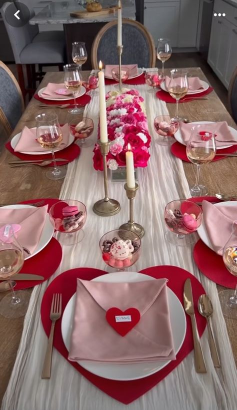 Pink Party Tables, Pink Christmas Table, Roses And Carnations, Romantic Dinner Decoration, Galentines Day Ideas, Red Birthday Party, Romantic Table Setting, Valentines Baby Shower, Table Rose