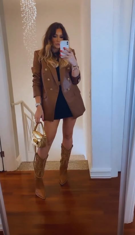 Bota Western Look, Look Bota Western, Cowboy Outfits For Women, Vestidos Country, Look Western, Bota Western, Winter Fashion Looks, Outfit Botas, Bota Country