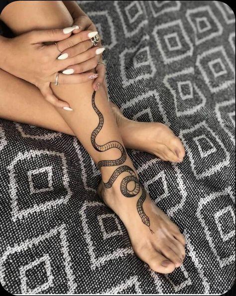 Tu es une jeune fille vivant dans des quartiers qui craignent, tu te … #fictionpouradolescents # Fiction pour Adolescents # amreading # books # wattpad Tiny Foot Tattoos, Traditional Snake Tattoo, Tattoo Snake, Tattoo Diy, Serpent Tattoo, Tattoo Placements, Snake Tattoos, Snake Tattoo Design, Foot Tattoos For Women