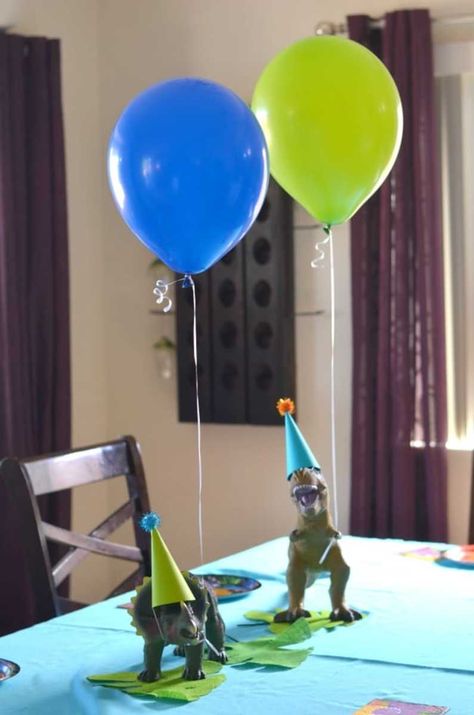 A fun dinosaur party for kids. Simple ideas for having a dinosaur themed kids birthday party. #dinosaur #dino #dinosaurparty #partyidea #party #birthdayparty #partytips #easyparty #kidsbirthday #birthday Fête Jurassic Park, Dinosaur Birthday Theme, Dinosaur Birthday Party Decorations, Dinosaur Balloons, Fest Temaer, Dinosaur Themed Birthday Party, Dino Birthday Party, Dinosaur Theme Party, Dino Birthday