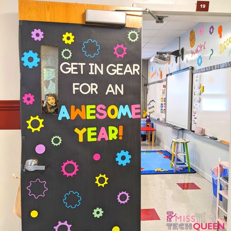 Stem Bulletin Board Ideas, Makerspace Bulletin Board, Stem Classroom Setup, Stem Lab Design, Second Grade Classroom Decor, Engineering Classroom, Stem Classroom Decor, Stem Bulletin Boards, Stem Room