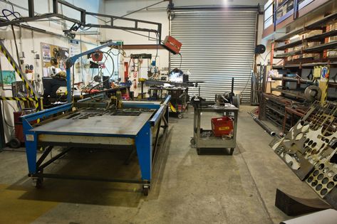 Weta Workshop Welding Bay Welding Workshop Layout, Metal Workshop Layout, Welding Shop Ideas, Welding Jig, Welding Workshop, Smart Factory, Garage Workshop Plans, Workshop Layout, Workshop Plans