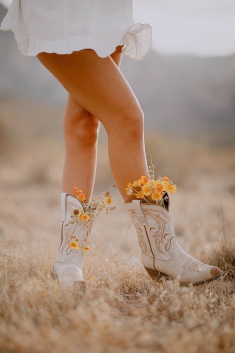 Country Photography Ideas, Country Style Photography, Trendy Photo Ideas, Boho Country Aesthetic, Cowboy Cowgirl Photoshoot, Western Boho Pictures, Country Western Photoshoot, Western Senior Photoshoot Ideas, Photo Shoots With Flowers