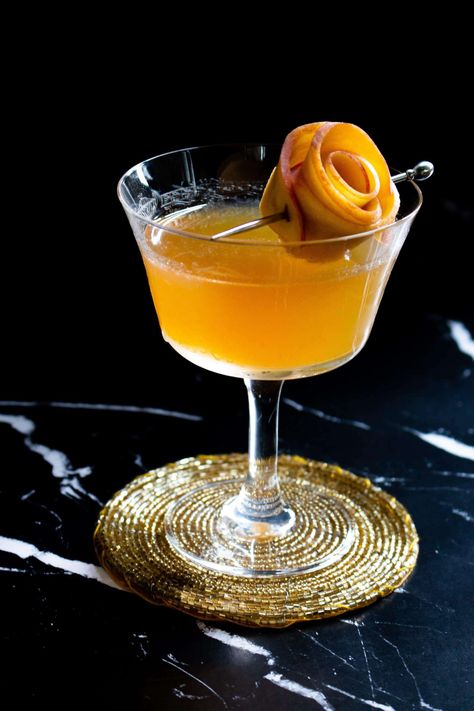 Sidecar Drink, Peach Cocktail Recipe, Bartending Drinks, Sidecar Cocktail, Hard Drinks, Cocktail Garnishes, Peach Cocktail, Day Cocktails, Alcohol Beverages