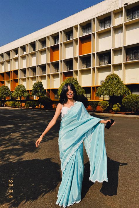 Light Blue Saree Aesthetic, Farewell Saare Aesthetic, Saare Poses Aesthetic, Indianwear Aesthetic, Saare Aesthetic, Saree Photo Ideas, Aesthetic Sarees, Fashion Skirts Outfits, Aesthetic Saree Look