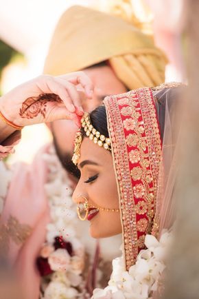 Wedding Sindur Photography, Wedding Sindur Pic, Dulhan Sadi Pic, Indian Wedding Candid Photography, Bride And Groom Pictures Indian Wedding, Wedding Images Indian, Sindoor Daan Photography, Sindur Wedding, Indian Wedding Photography Couples Photoshoot