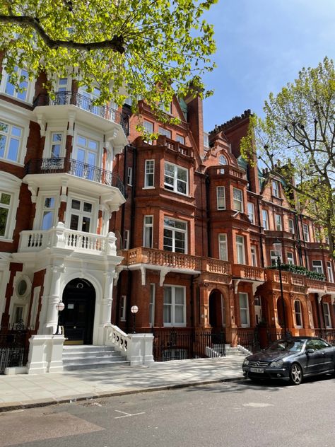 #london #uk #kensington #europe #summer #spring #sun #sunnyday #aesthetic #photography South Kensington London Aesthetic, Kensington Interior, Kensington Townhouse, Kingston Canada, Kingston London, Euro Winter, Neo Gothic Architecture, Kensington Apartment, Kensington House