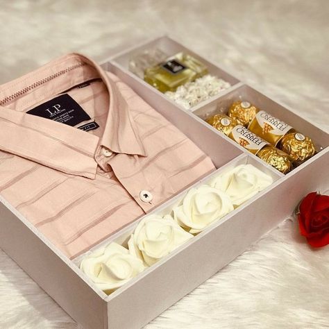 Diy Birthday Gifts For Him, Hampers For Men, Bday Gift For Boyfriend, Bff Gifts Diy, Personalised Gifts Diy, Bridal Gift Wrapping Ideas, Gift Box For Men, Wedding Gifts Packaging, Gift Wrapping Inspiration