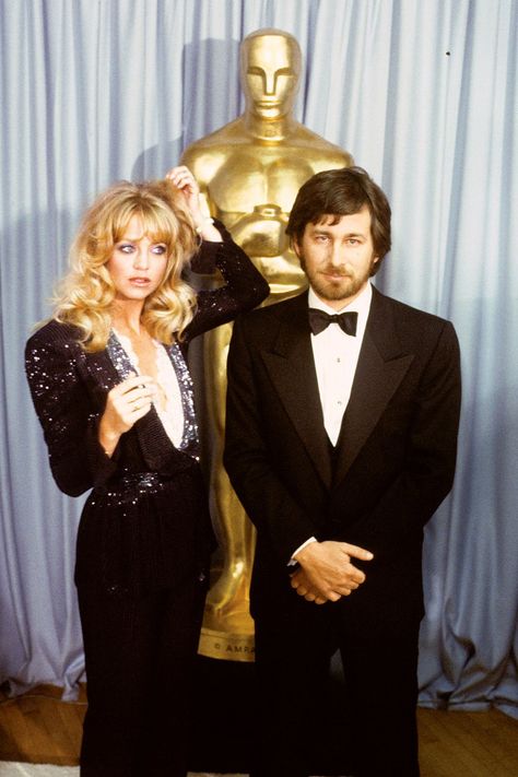 Goldie Hawn, 1980 Goldie Hawn 80s, 90s Fashion Ideas, 80s Wardrobe, Oscars Looks, 80s Fashion Icons, Wyatt Russell, Beaded Couture, Best Oscar Dresses, Oscars Dresses