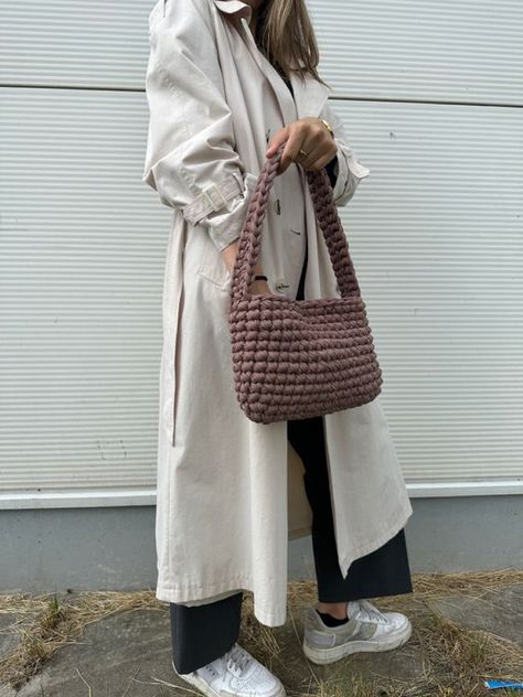 Crochet bag outfit inspiration small crochet bag aesthetic #small rochetbagaesthetic #crochet #crochetbag #crochetbags 2.957 Winter Crochet Bag, Crochet Bag Brown, Crochet Bag Outfit, Brown Crochet Bag, Crochet Bag Aesthetic, Free Crochet Bag Patterns, Small Crochet Bag, Hand Knit Bag, Crochet Boho Bag