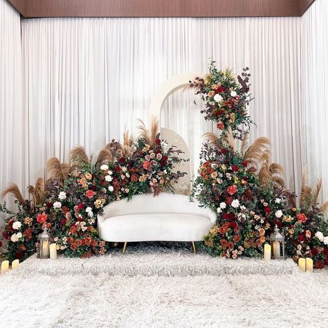 Wedding Photo Spot Ideas, Moodboard Wedding Decoration, Classic Malay Wedding Theme, Pelamin Klasik Tradisional Melayu, Malay Wedding Pelamin Rustic, Pelamin Klasik, Simple Wedding Backdrop, Wedding Decor Minimalist, Wedding Pelamin