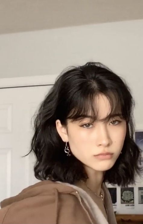 Wavy Layered Hair, Bangs Wavy Hair, Brown Wavy Hair, Short Wavy Haircuts, Short Haircuts With Bangs, Short Dark Hair, Oval Face Haircuts, Haircut Inspo, Short Brown Hair