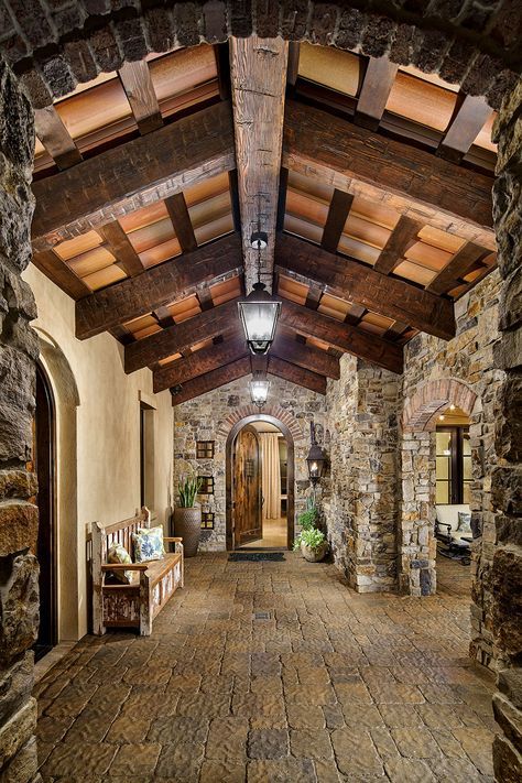 Mediterranean Entryway, Tuscan Style Homes, Hacienda Style Homes, Tuscan Design, Tuscan House, Casas Coloniales, Shelves Diy, Rustic Home Design, Spanish Style Homes