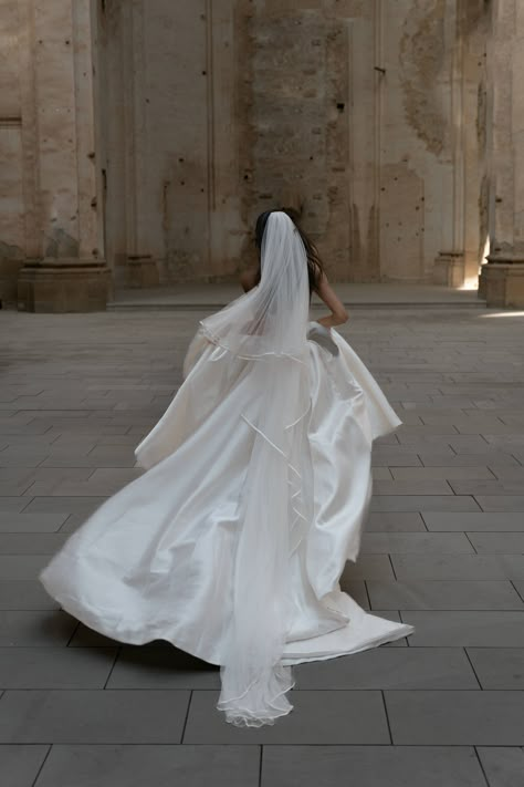 Wedding Veils With Ballgown Dress, Dreamy Wedding Photoshoot, Wedding Photos In Nature, Bridal Portraits Indoor Studio, Bridal Editorial Photoshoot Vogue, Solo Bride Photos, Italian Wedding Photography, Bridal Details Photography, Bridals Photo Shoot