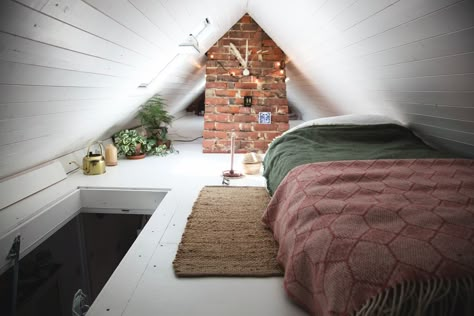 Tiny Attic Loft Ideas, Attic Bedroom No Window, Attic Mezzanine Bedroom, Scandinavian Attic Bedroom, Tiny Loft Conversion, Attic To Loft Conversion, Loft Room Design Ideas, Tiny Attic Bedroom Ideas, Bungalow Attic Conversion