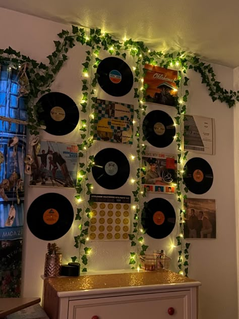 Record Wall With Vines, Vinyl Record Bedroom Aesthetic, Vinyl Decoration Ideas, Vinyl Wall Decoration, Dj Bedroom Ideas, Vynl Records Aesthetic On Wall, Record Themed Room, Room Decor Vinyl Records, Records On Wall Aesthetic Bedroom