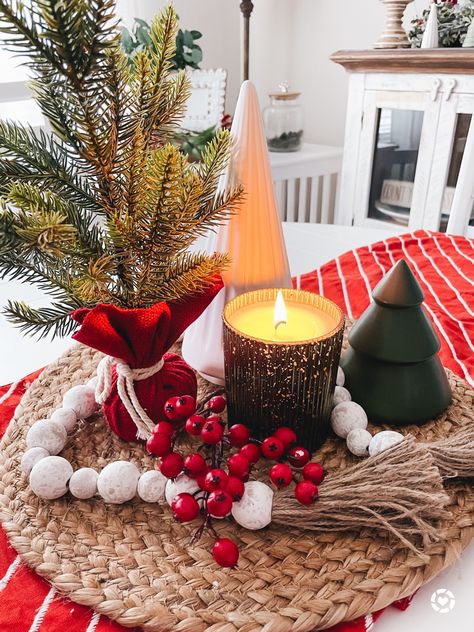 Christmas Table Decor Round Table Christmas Centerpieces, Christmas Dining Table Centerpiece, Round Table Centerpieces, Round Dining Table Decor, Christmas Dining Table Decorations, Outside Halloween Decorations, Dining Table Decorations, Xmas Centerpieces, Silver Chargers