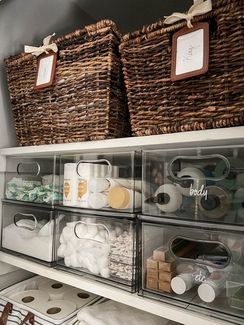 Hall Closet Organization, Small Linen Closets, Organiser Son Dressing, Bathroom Linen Closet, Linen Closet Storage, Space Optimization, Organizing Linens, Bathroom Closet Organization, Room Arrangement