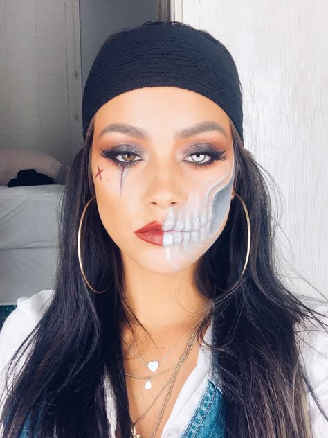 Cursed Pirate Makeup, Skull Pirate Makeup, Pirate Girl Makeup, Pirate Makeup Ideas, Makeup Pirate, Half Skeleton Makeup, Makeup Concert, Pirate Makeup, Halloween Costume 2023