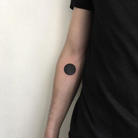 Tatuaje Cover Up, Cream Tattoo, Black Line Tattoo, All Black Tattoos, Black Tattoo Cover Up, Circle Tattoo, Circle Tattoos, Blackout Tattoo, Shape Tattoo