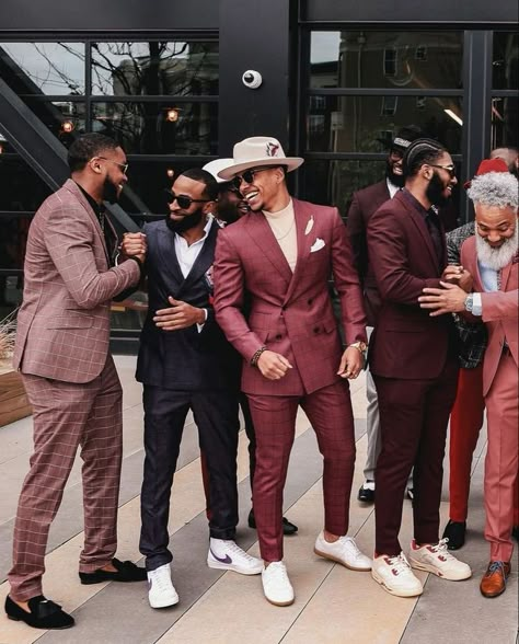 mens suits looks Ball Outfits Men, Sneaker Ball Outfit Ideas, Ball Outfit Ideas, Black Men Suits, Ball Outfits, Ball Outfit, Suits And Sneakers, Outfit Ideas Male, Sneakers Outfit Men