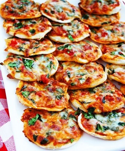 14 Savoury Snacks Finger Foods - Fill My Recipe Book Mini Pizzas, Pizza Bites, Crust Pizza, Football Food, Mini Pizza, Snacks Für Party, Idee Pasto Sano, Homemade Pizza, Iftar